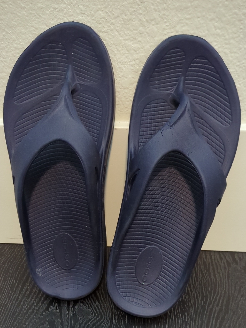 OOFOS Men's Navy Blue Recovery Flip Flops